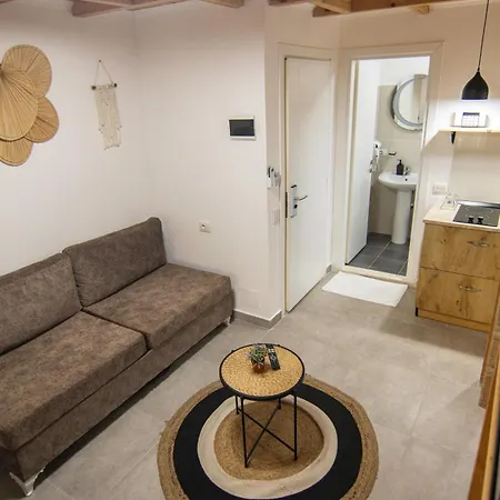 Lalun Aparts Golem (Tirana)